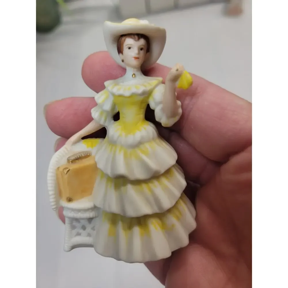 Avon Mrs Albee Miniature Figurines Lot 1988 1989 1990 1993 Presidents Club Box